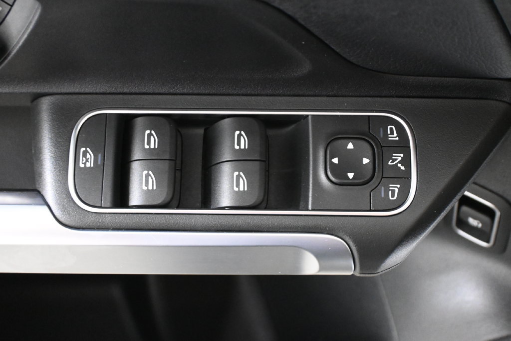 Used 2023 Mercedes-Benz GLB 250 4MATIC image 27