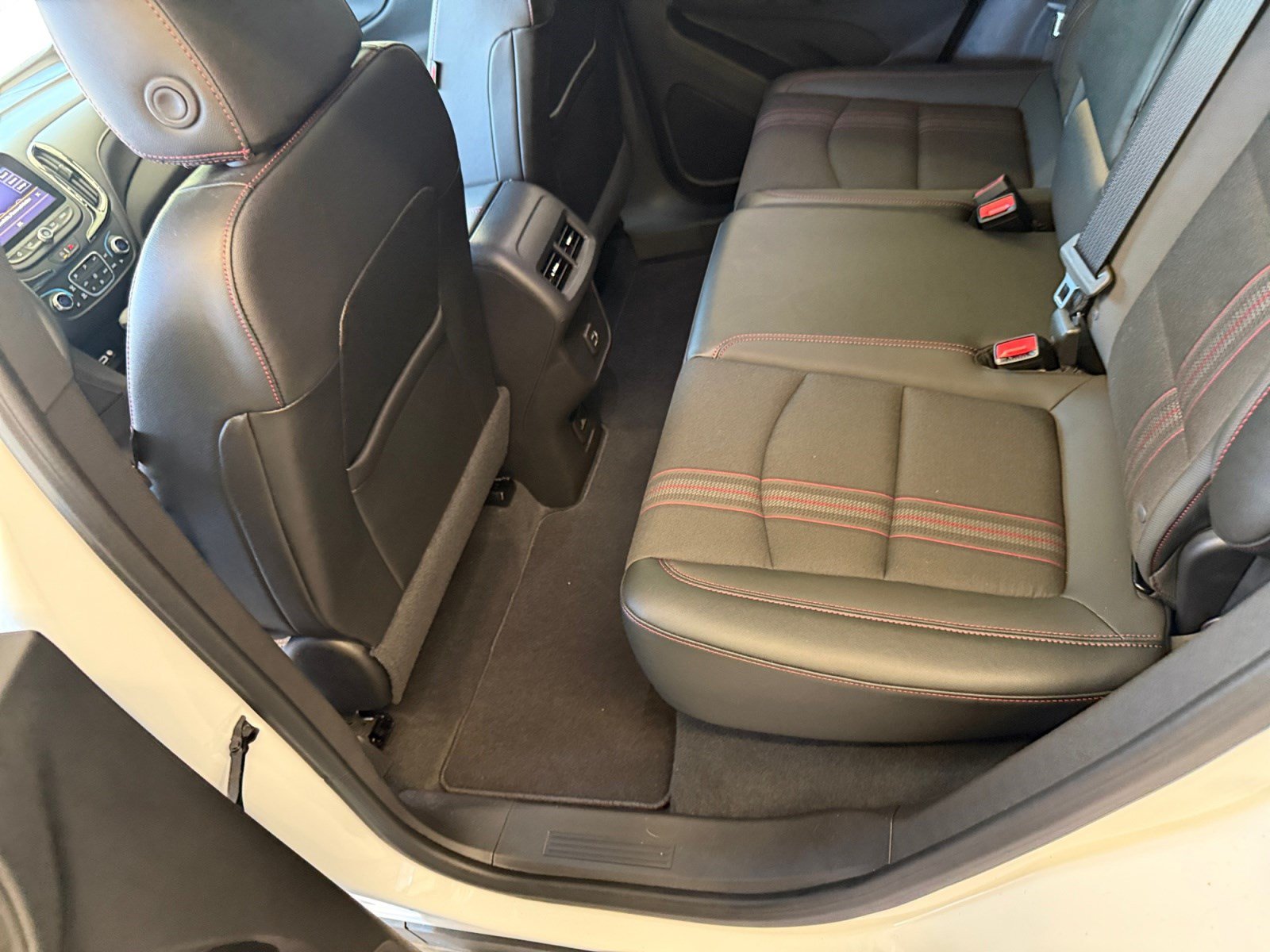Used 2024 Chevrolet Equinox RS FWD image 18