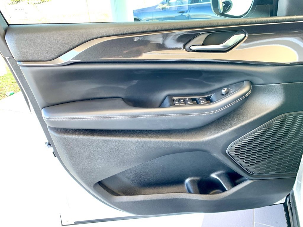 Used 2023 Jeep Grand Cherokee Laredo image 11