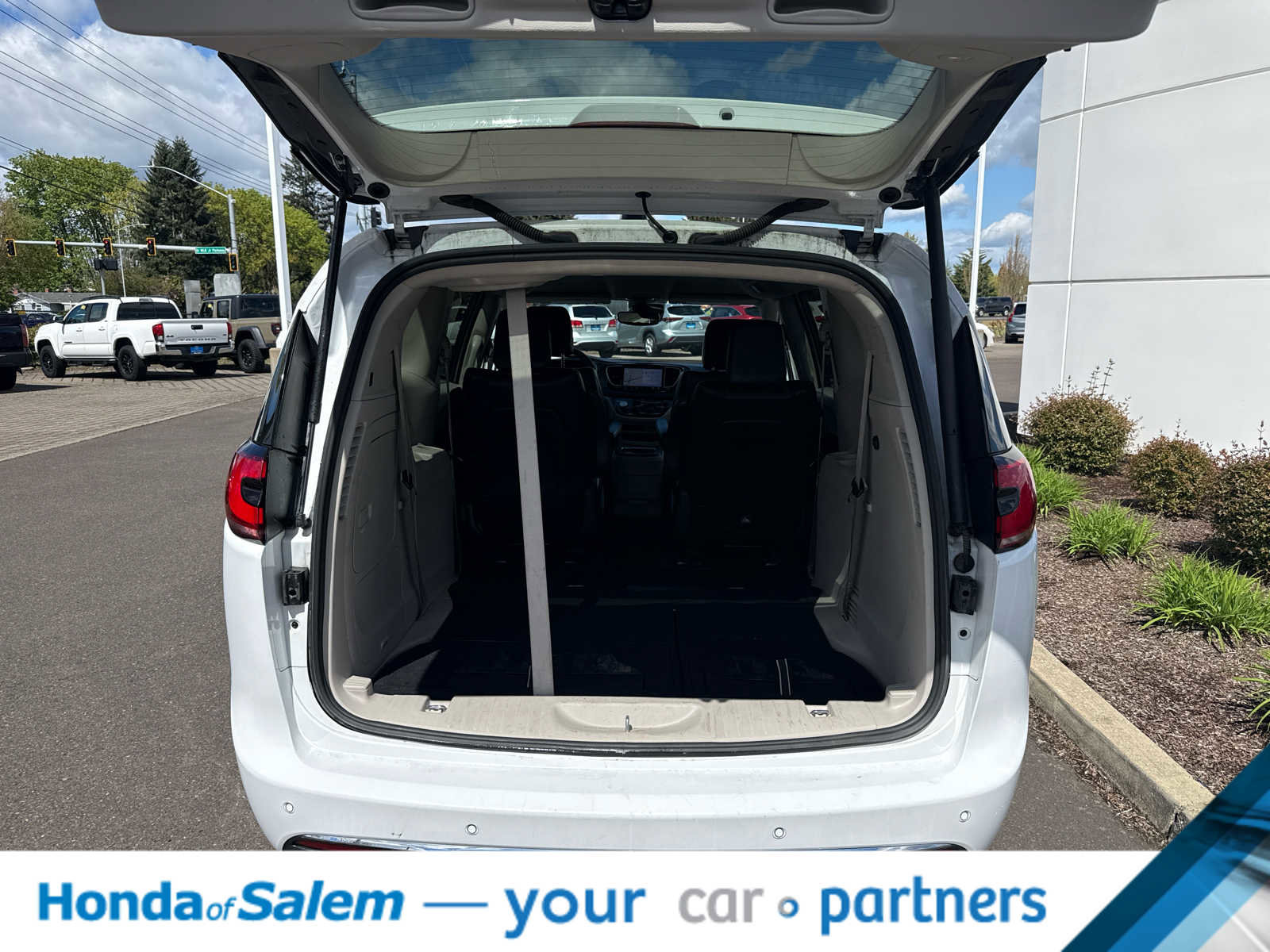 Used 2024 Chrysler Pacifica Select image 18