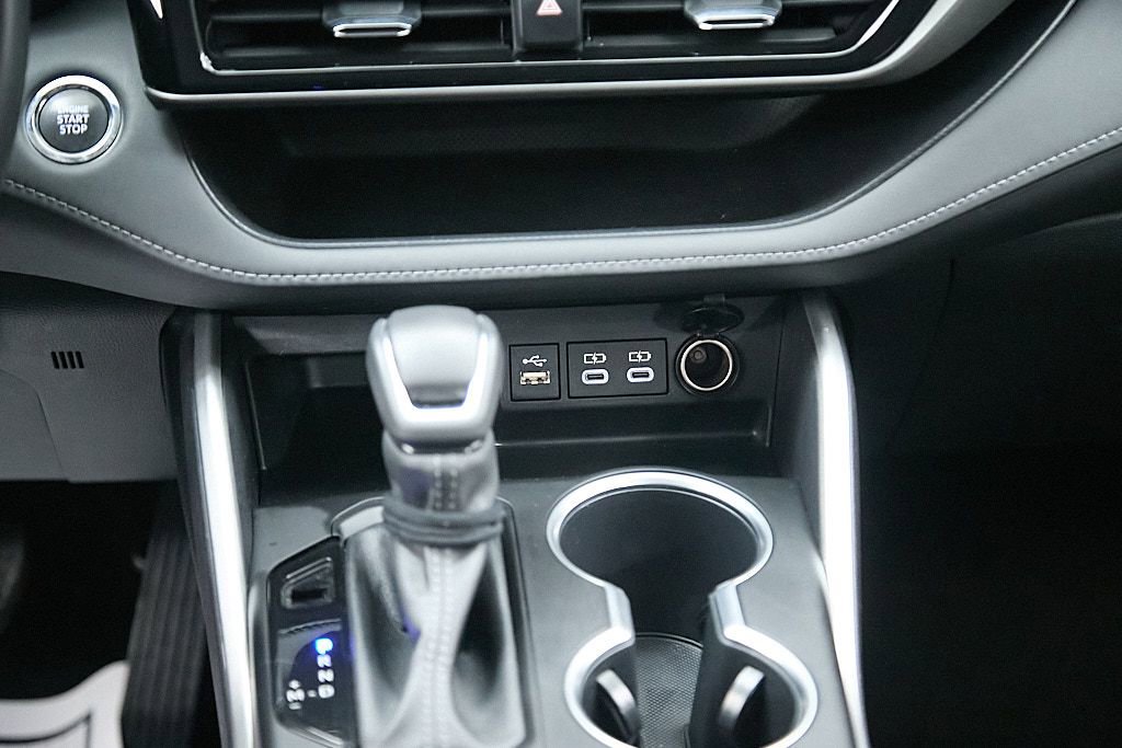 Used 2023 Toyota Highlander LE image 32