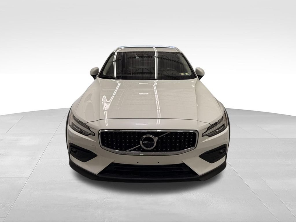 Used 2022 Volvo V60 T5 Cross Country AWD/4WD image 8