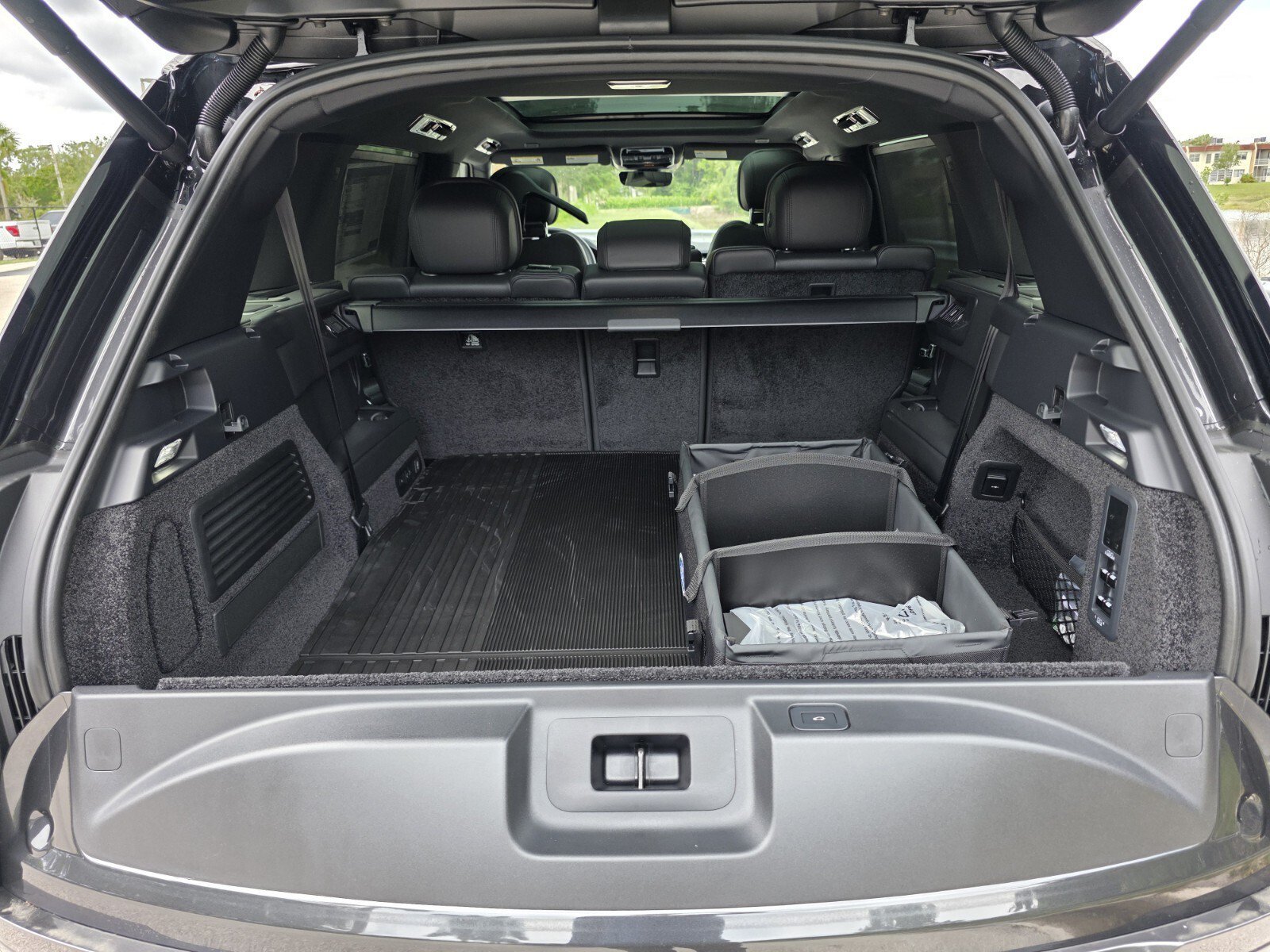 New 2026 Land Rover Range Rover Long Wheelbase SE AWD/4WD image 15