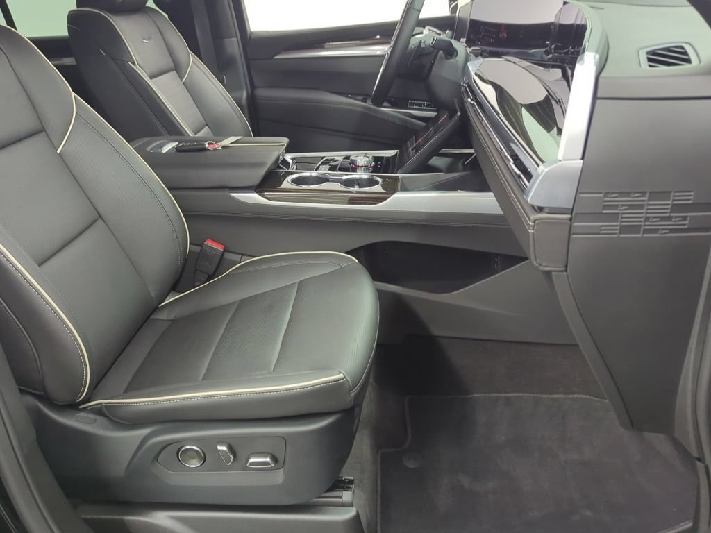 Used 2026 Cadillac Escalade Luxury w/ Touring Package AWD/4WD image 40