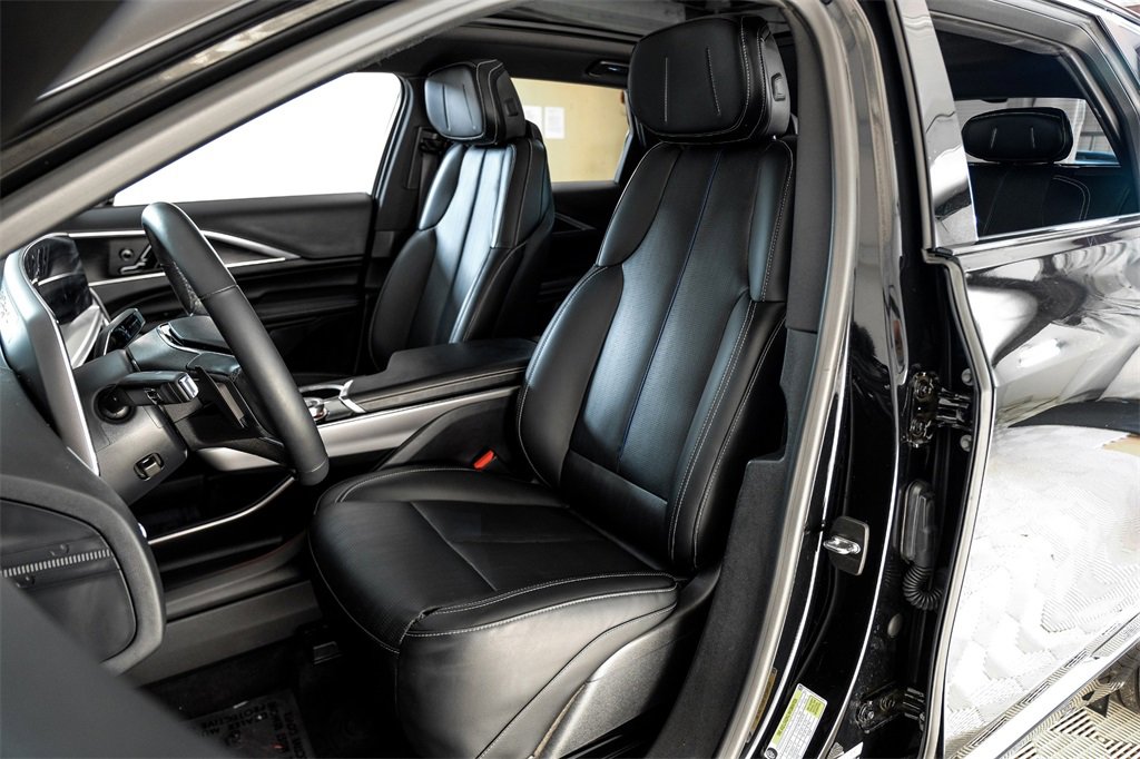 Used 2024 Cadillac Lyriq Luxury w/ LPO, Floor Liner Package image 31