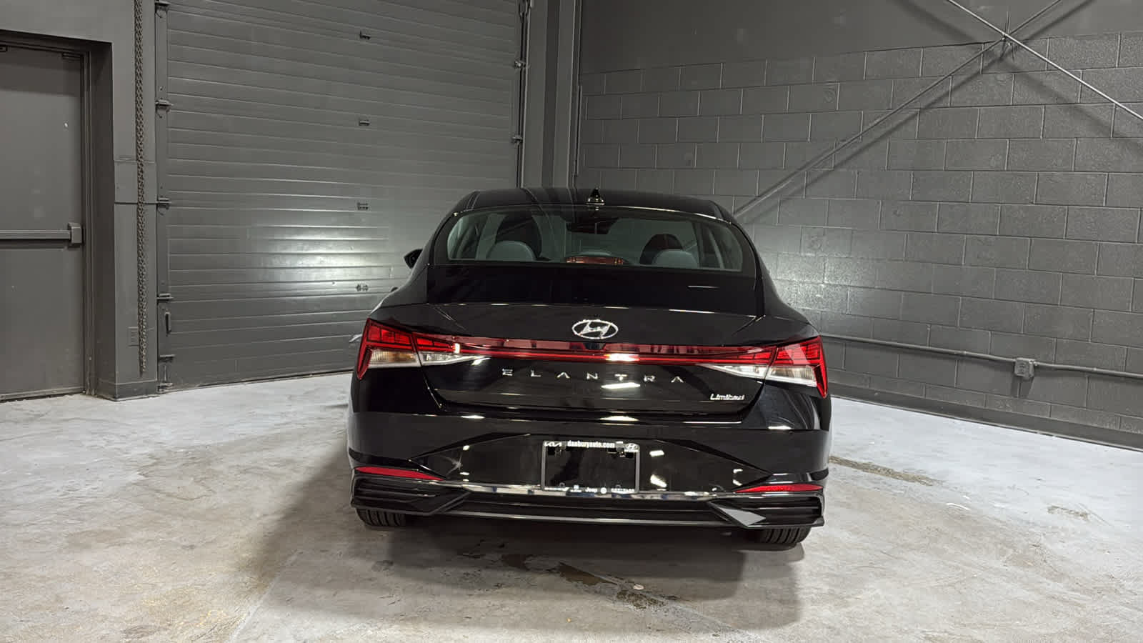 Used 2023 Hyundai Elantra Limited w/ Cargo Package FWD image 5