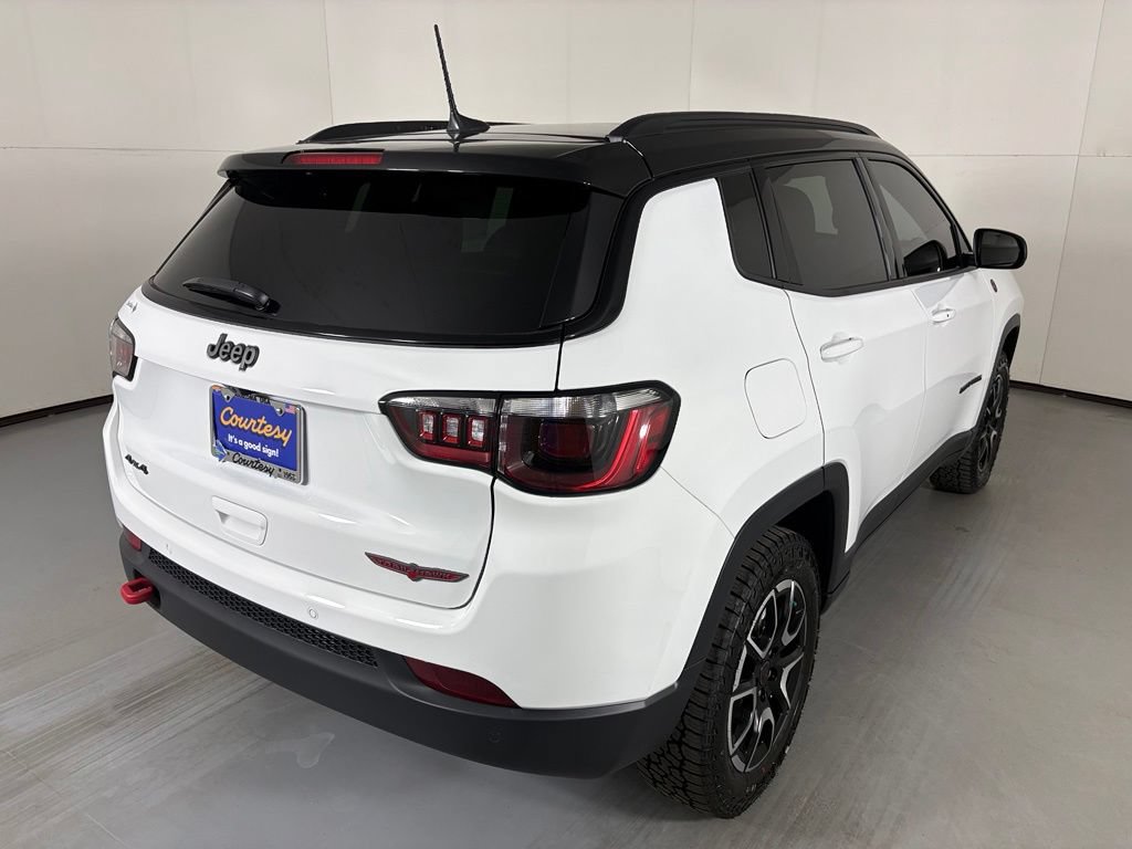 New 2026 Jeep Compass Trailhawk w/ Sun, Sound & Navigation Group AWD/4WD image 8