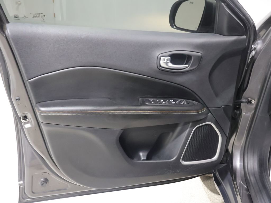Used 2018 Jeep Compass Latitude w/ Cold Weather Group AWD/4WD image 12