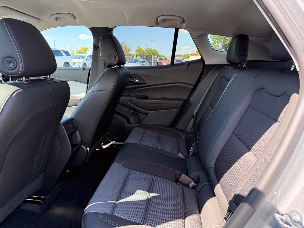 Used 2025 Chevrolet Trax LT FWD image 10
