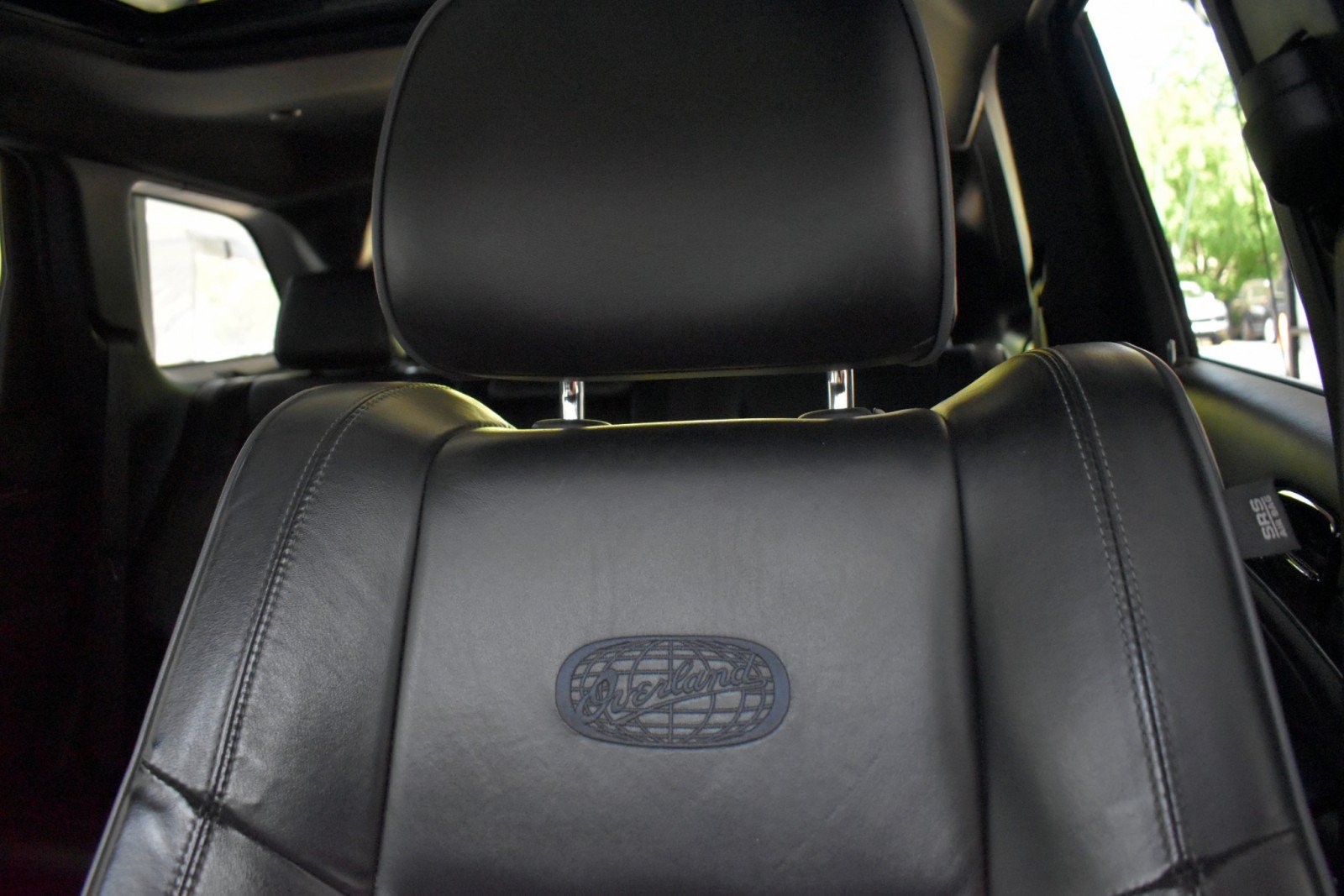Used 2020 Jeep Grand Cherokee Overland AWD/4WD image 32