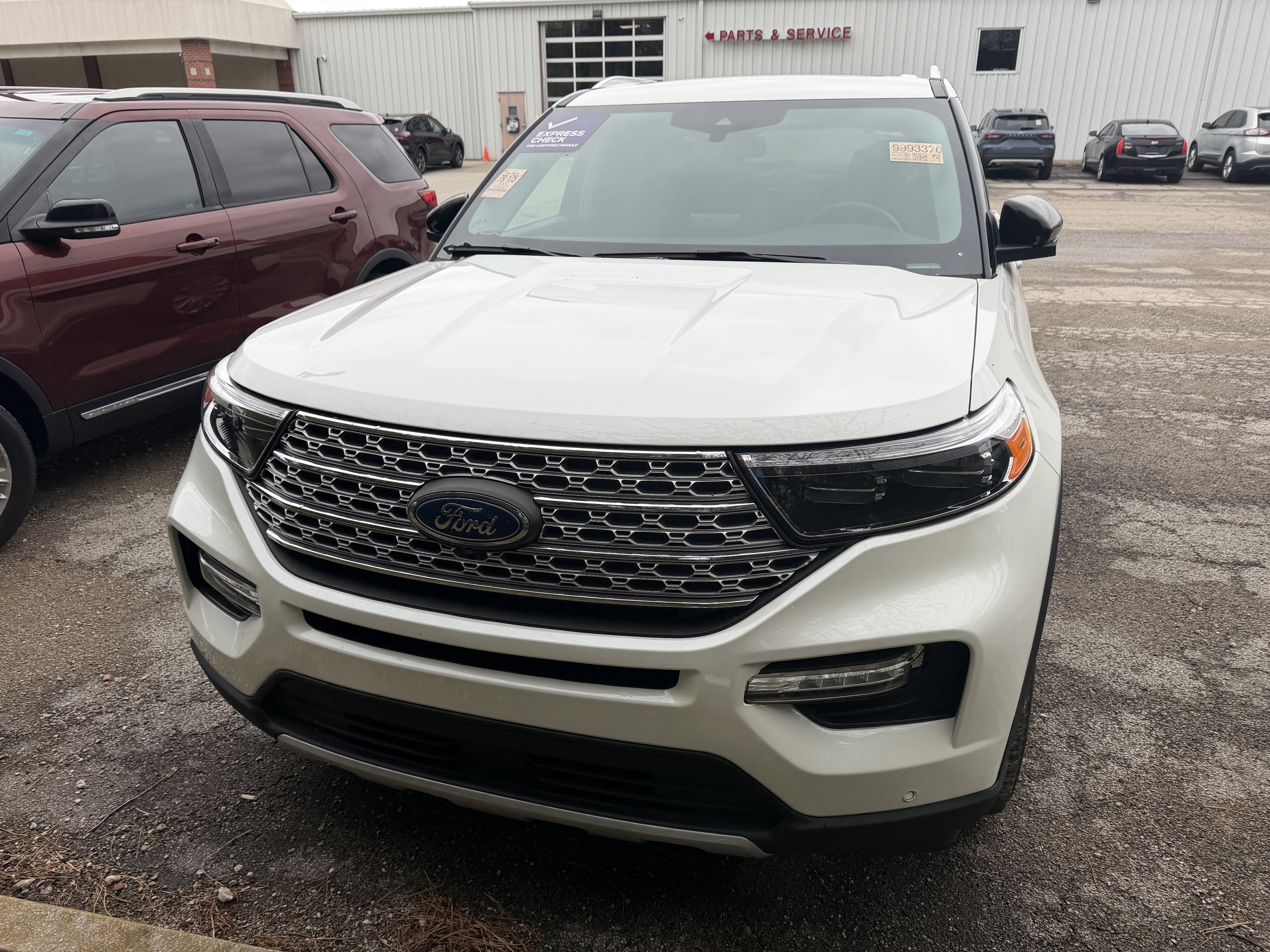 Used 2024 Ford Explorer Limited w/ Limited Technology Package image 2