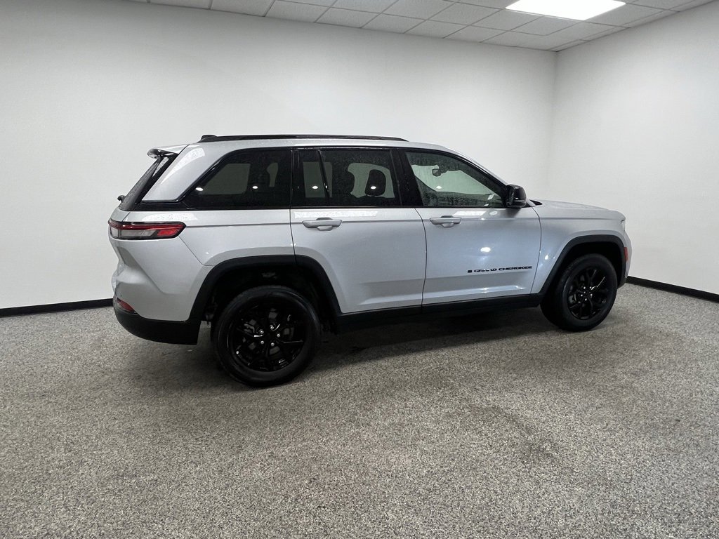 Used 2024 Jeep Grand Cherokee Altitude image 21