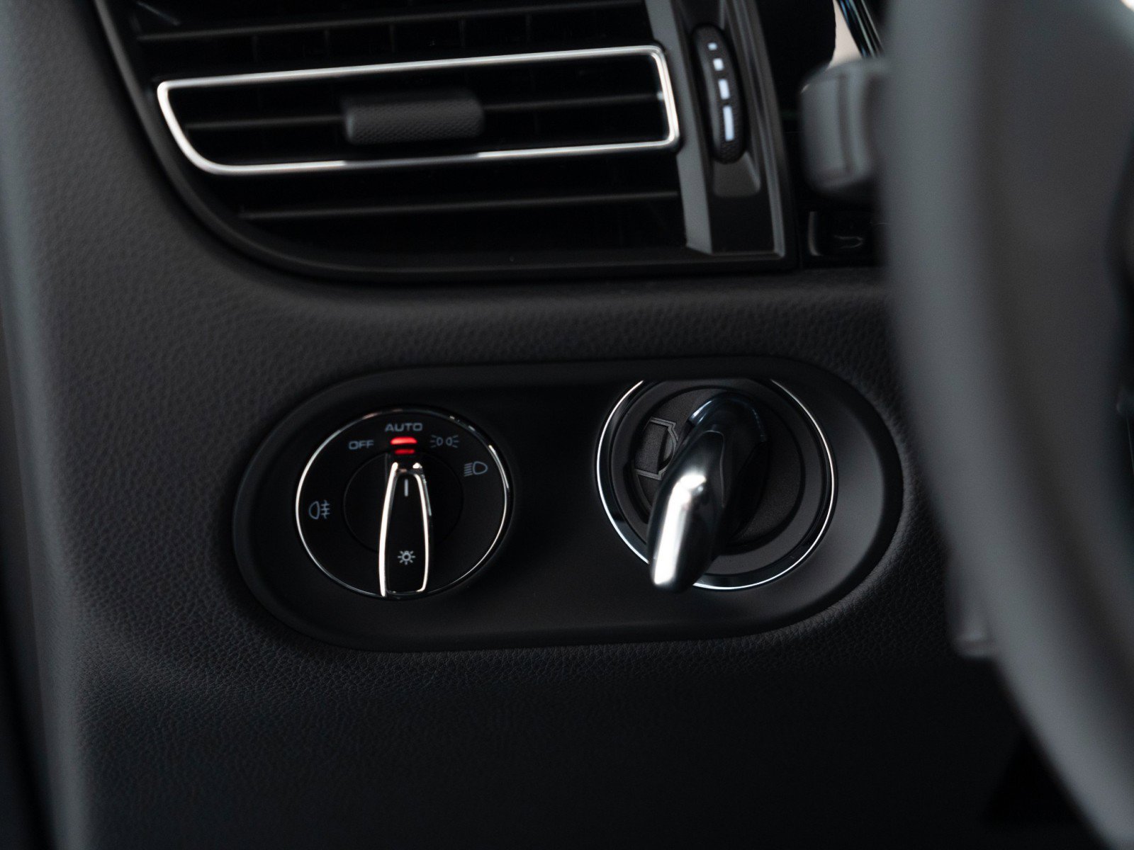 New 2026 Porsche Macan image 32