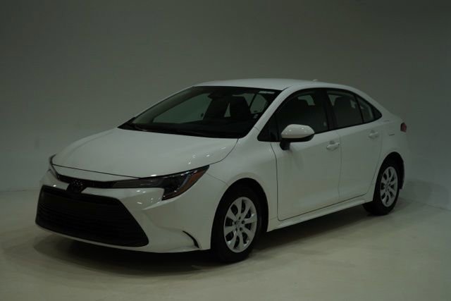 Used 2025 Toyota Corolla LE image 3
