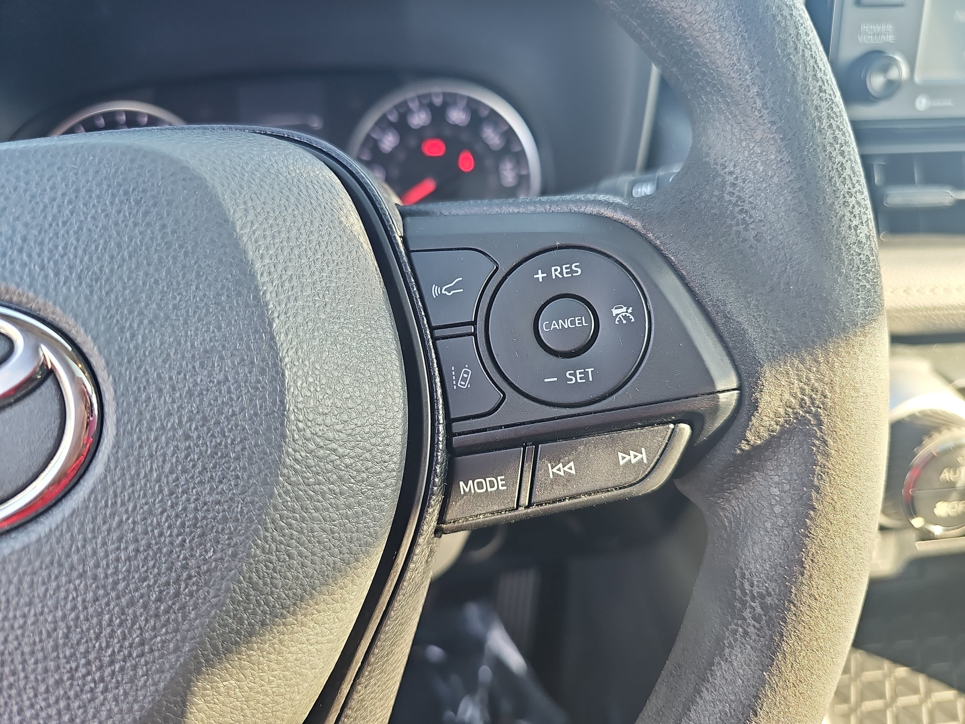 Used 2021 Toyota RAV4 XLE w/ Convenience Package FWD image 19
