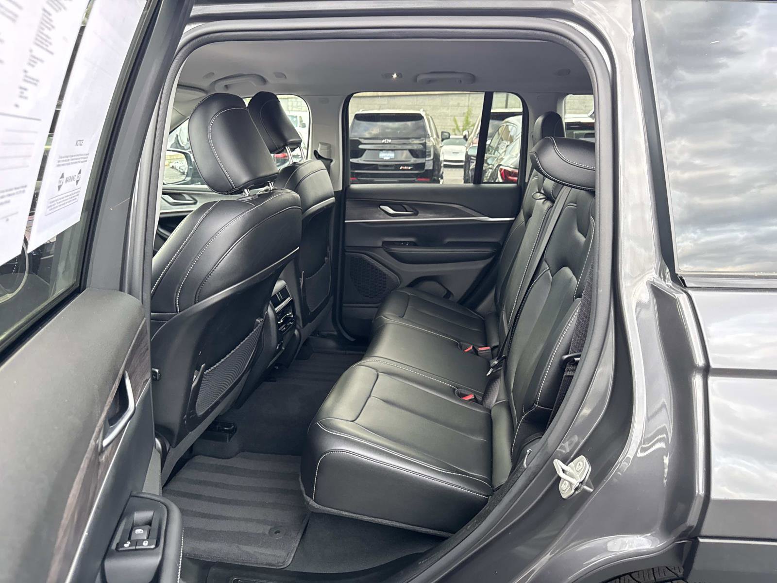 Used 2024 Jeep Grand Cherokee Limited w/ Black Appearance Package image 21