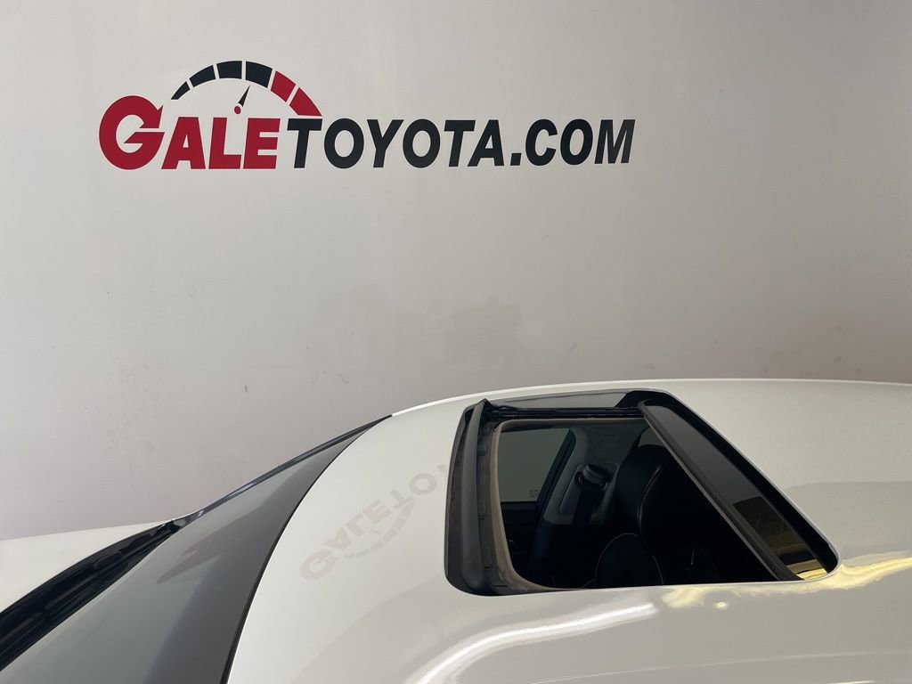 Used 2017 Genesis G90 5.0 Ultimate image 5