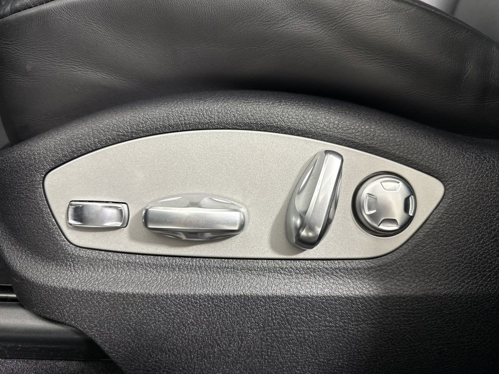 Certified 2025 Porsche Macan image 40