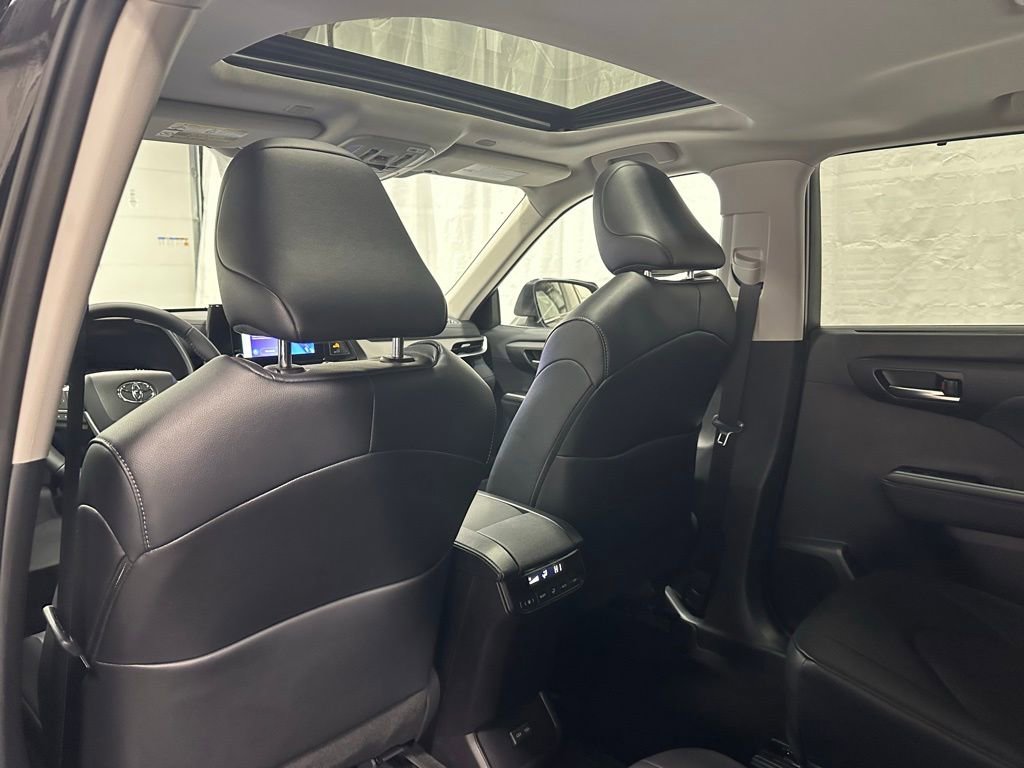 Used 2025 Toyota Highlander XLE image 51