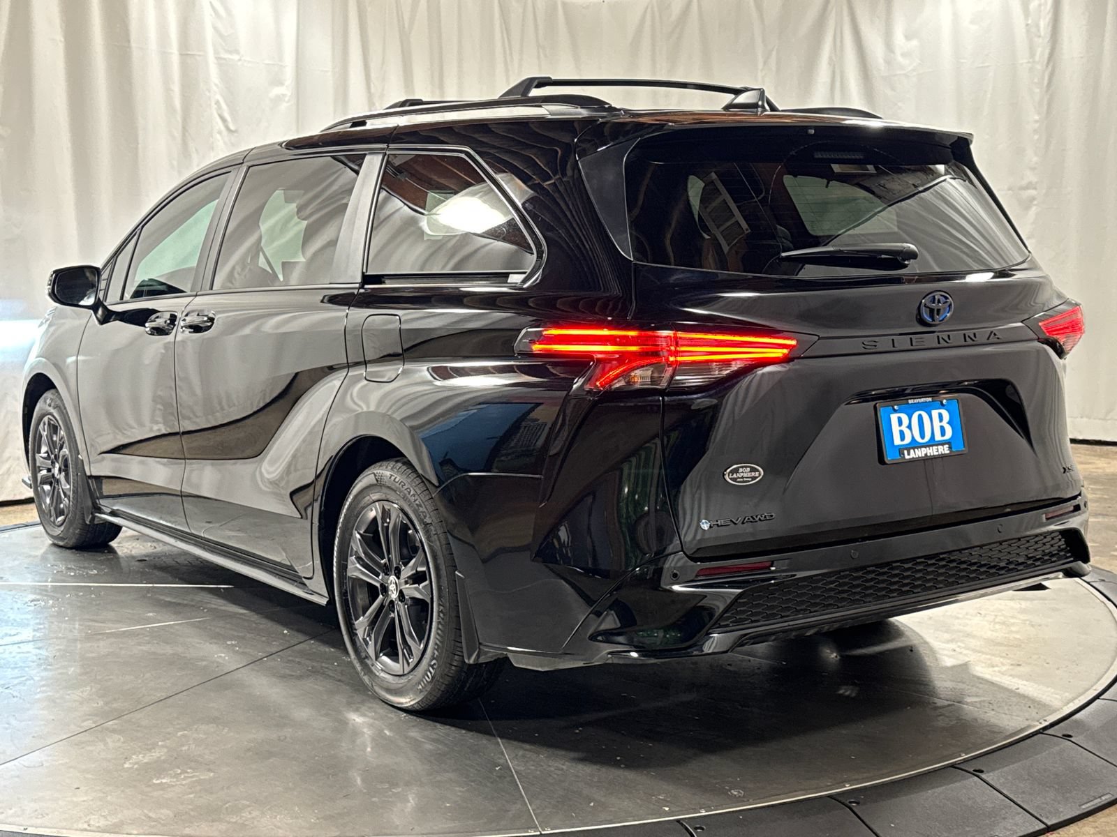 Used 2025 Toyota Sienna XSE w/ XSE Premium Package AWD/4WD image 9