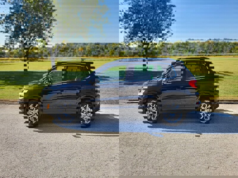 Used 2011 Volkswagen Tiguan SE image 3