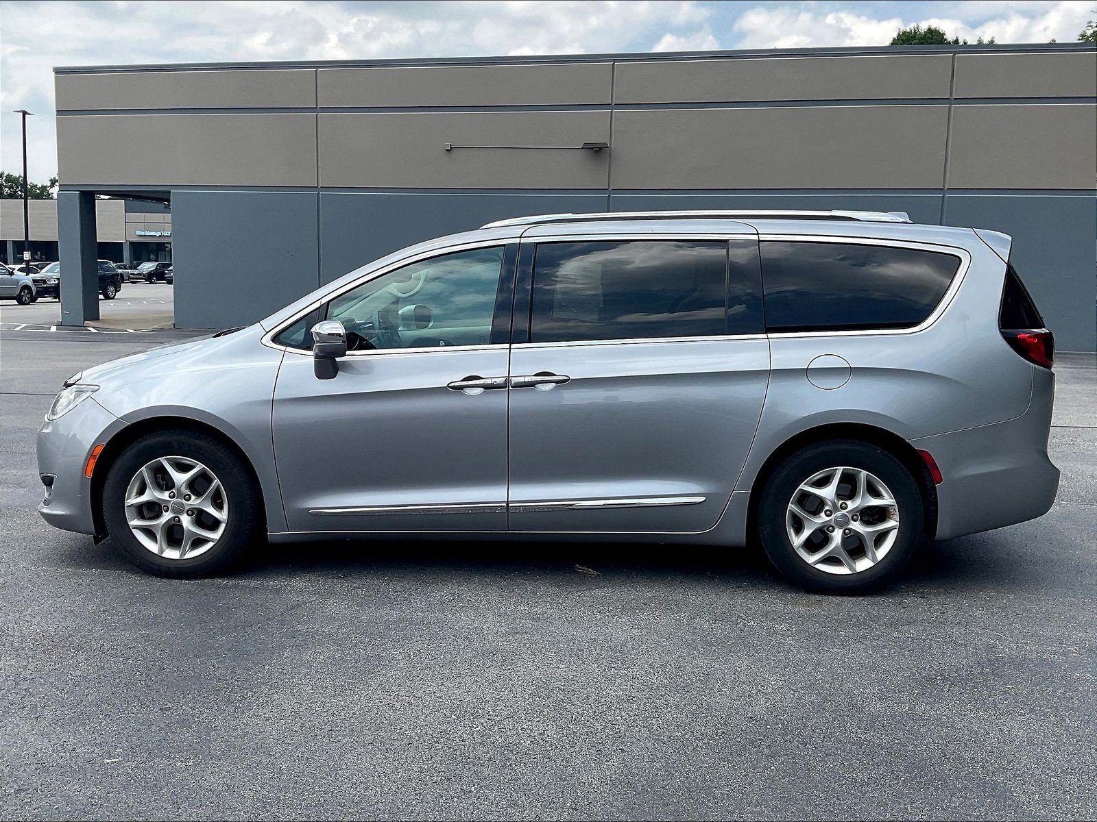 Used 2020 Chrysler Pacifica Limited FWD image 13
