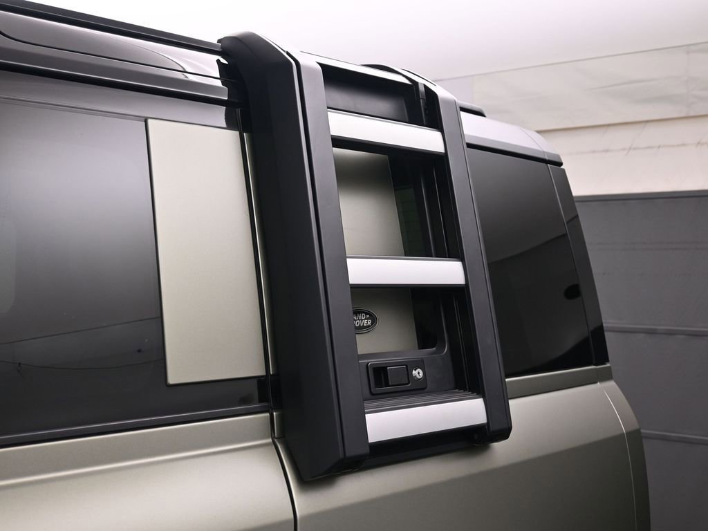 Used 2020 Land Rover Defender 110 HSE image 41