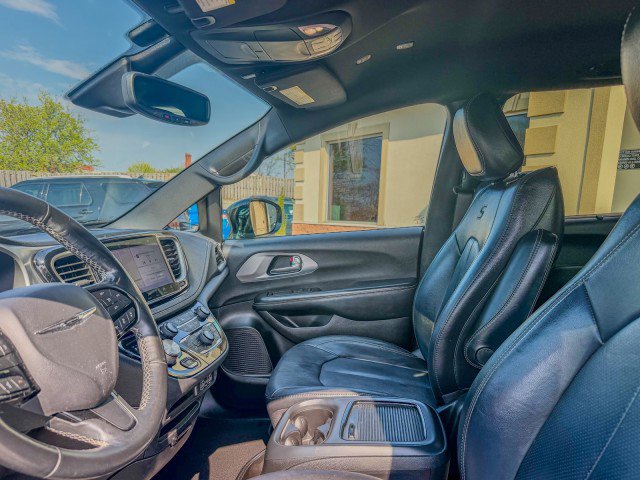 Used 2021 Chrysler Pacifica Touring-L w/ Premium & Safety Sphere Group FWD image 5