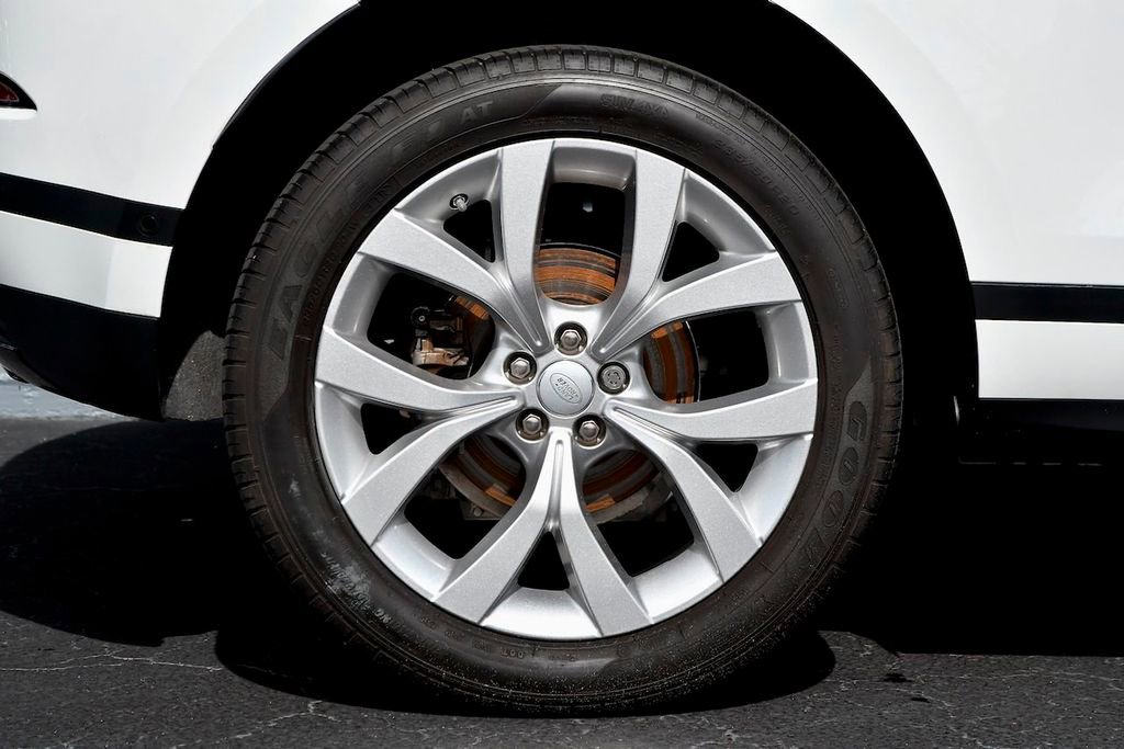 Used 2020 Land Rover Range Rover Evoque SE image 19