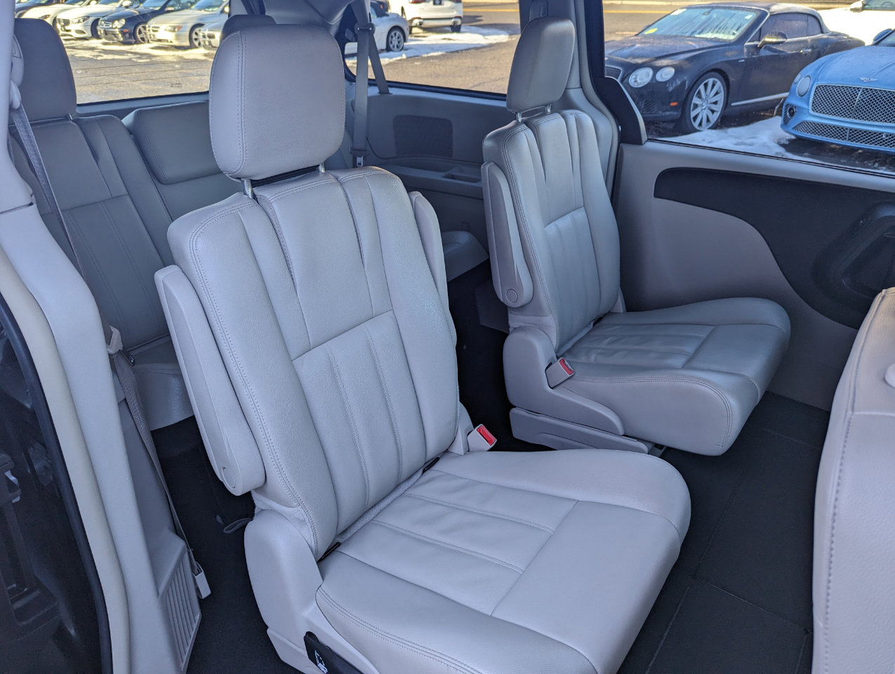 Used 2013 Chrysler Town & Country Touring image 35