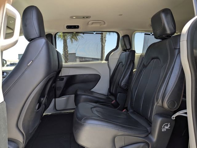 Used 2019 Chrysler Pacifica Touring-L FWD image 17