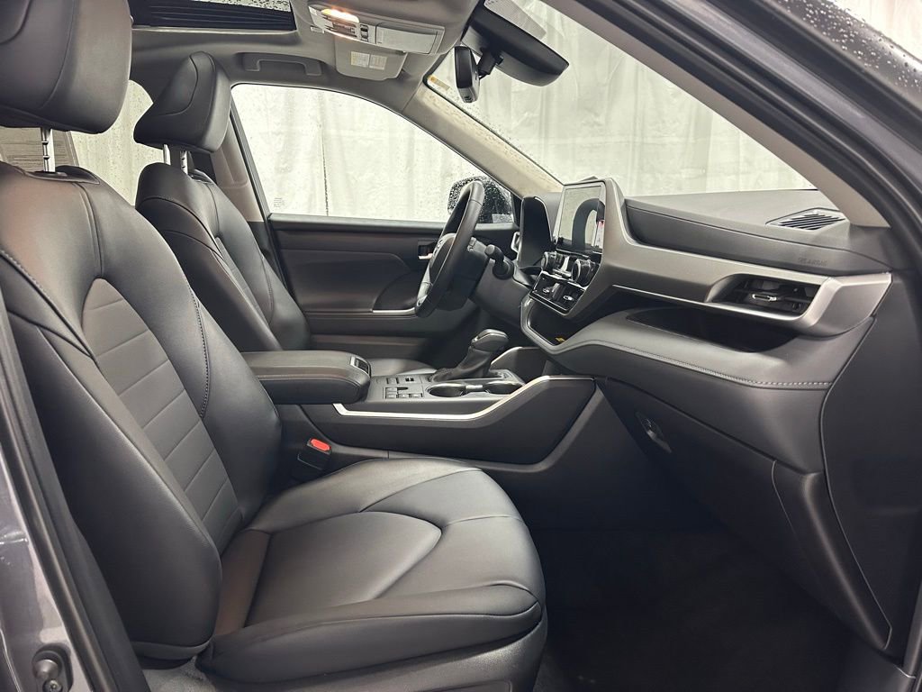 Used 2025 Toyota Highlander XLE image 68