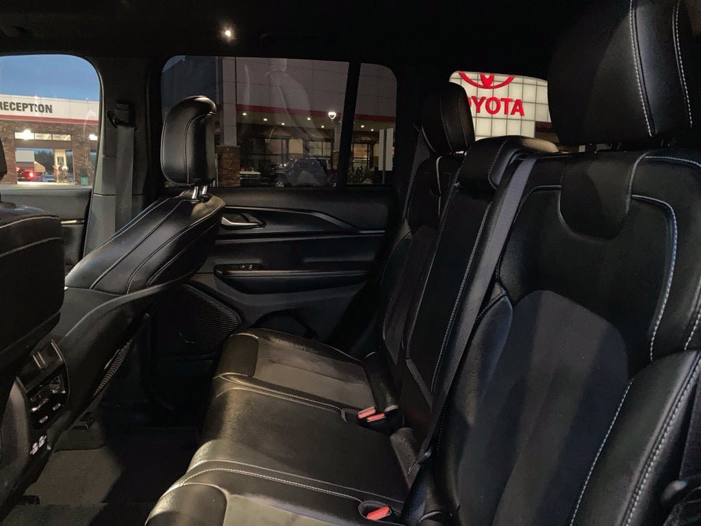 Used 2024 Jeep Grand Cherokee Altitude RWD image 11