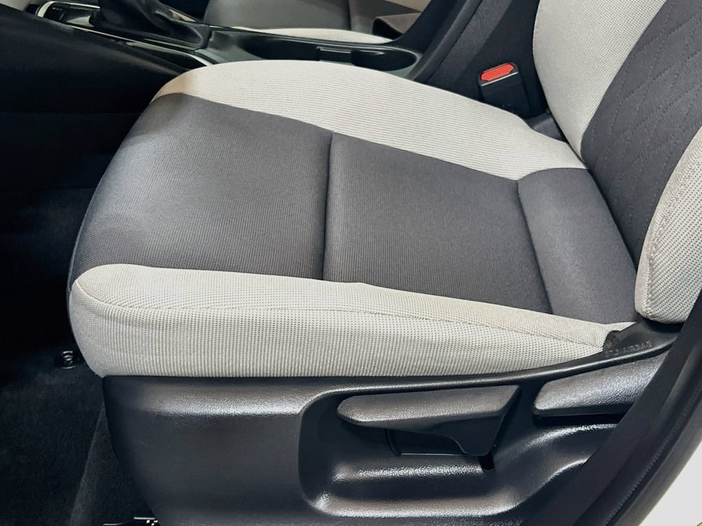 Used 2025 Toyota Corolla LE FWD image 16