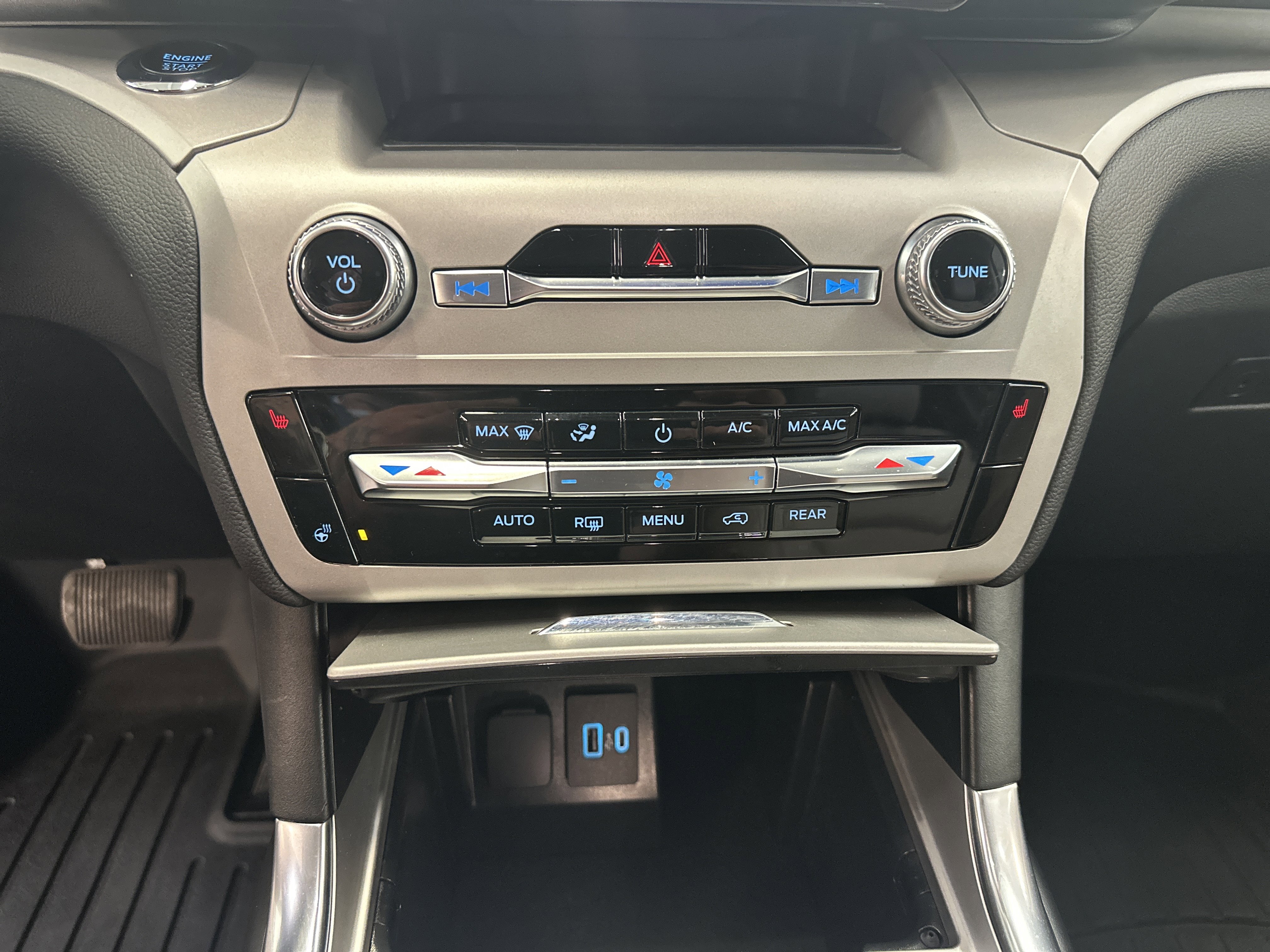 Used 2023 Ford Explorer XLT w/ Equipment Group 202A image 33