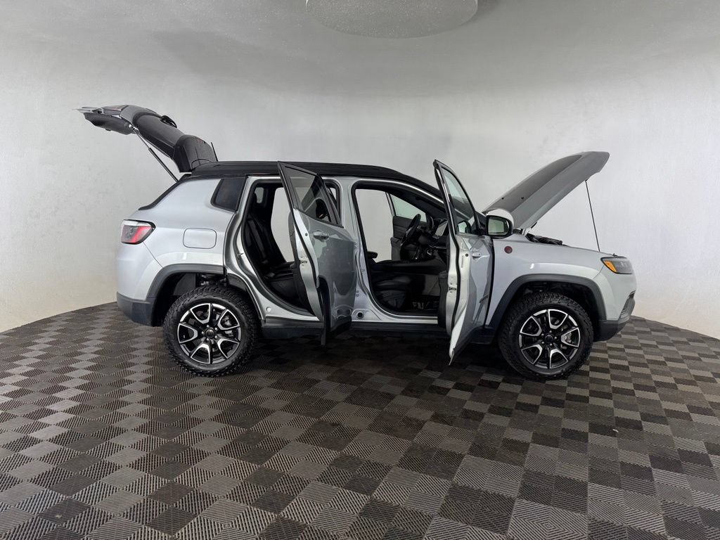 Used 2025 Jeep Compass Trailhawk AWD/4WD image 12