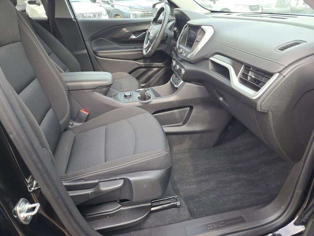 Used 2024 GMC Terrain SLE w/ Driver Convenience Package image 9