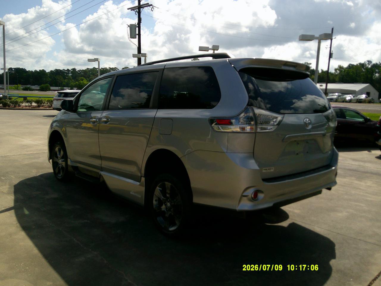 Used 2014 Toyota Sienna SE FWD image 2