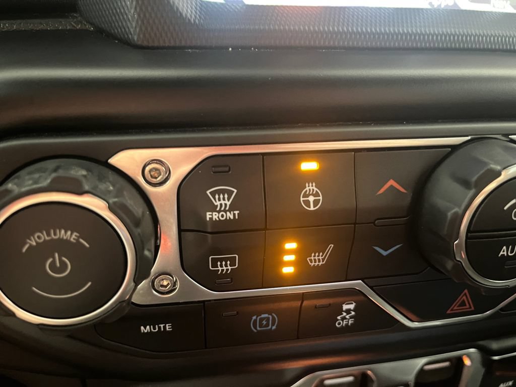Used 2022 Jeep Wrangler Unlimited Sahara AWD/4WD image 21