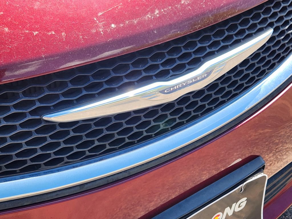 Used 2017 Chrysler Pacifica Touring w/ Tire & Wheel Group FWD image 15