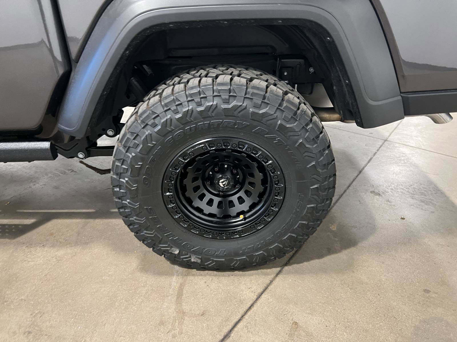 Used 2025 Jeep Gladiator Sport image 37