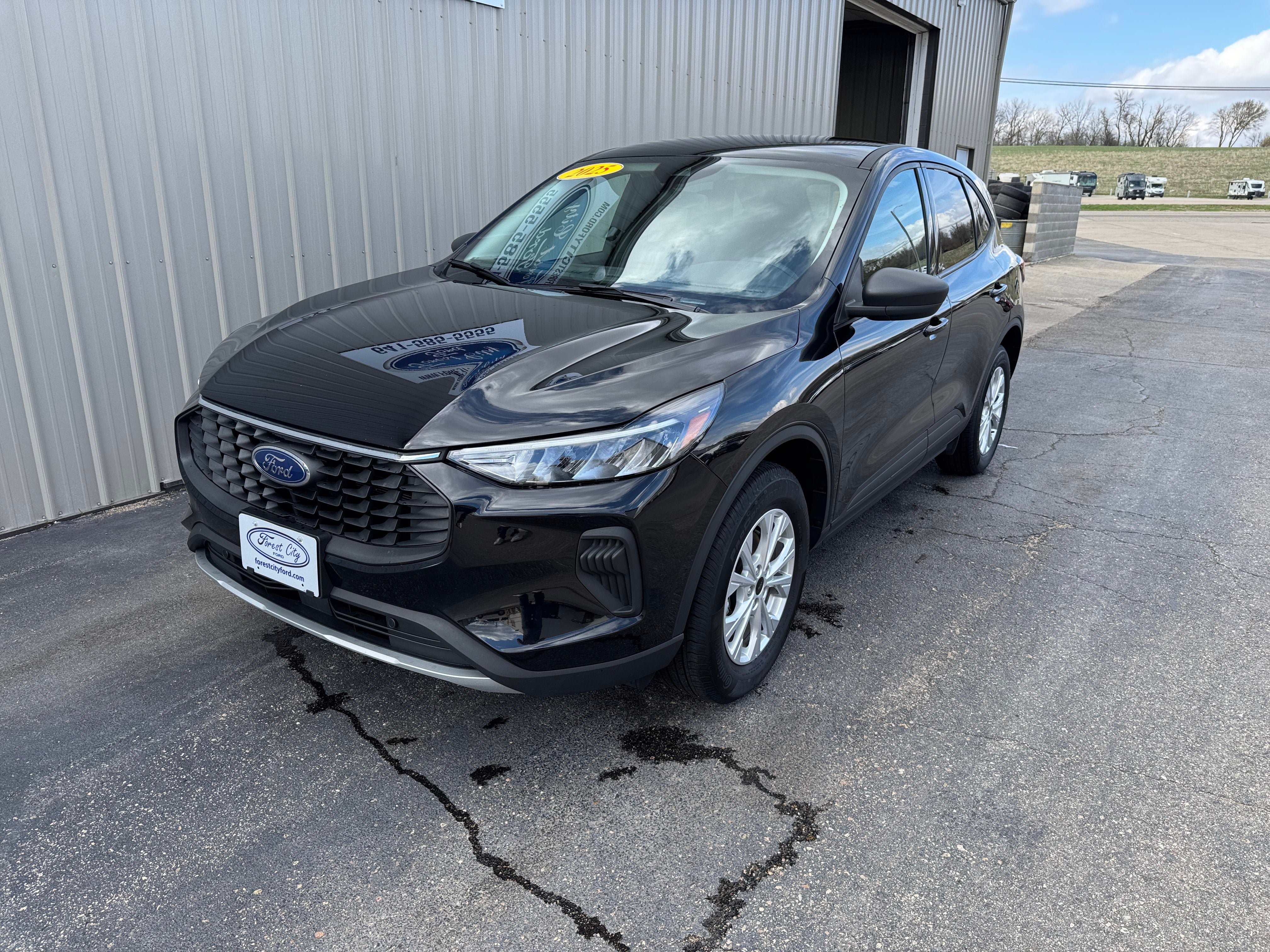 Used 2025 Ford Escape Active AWD/4WD image 2