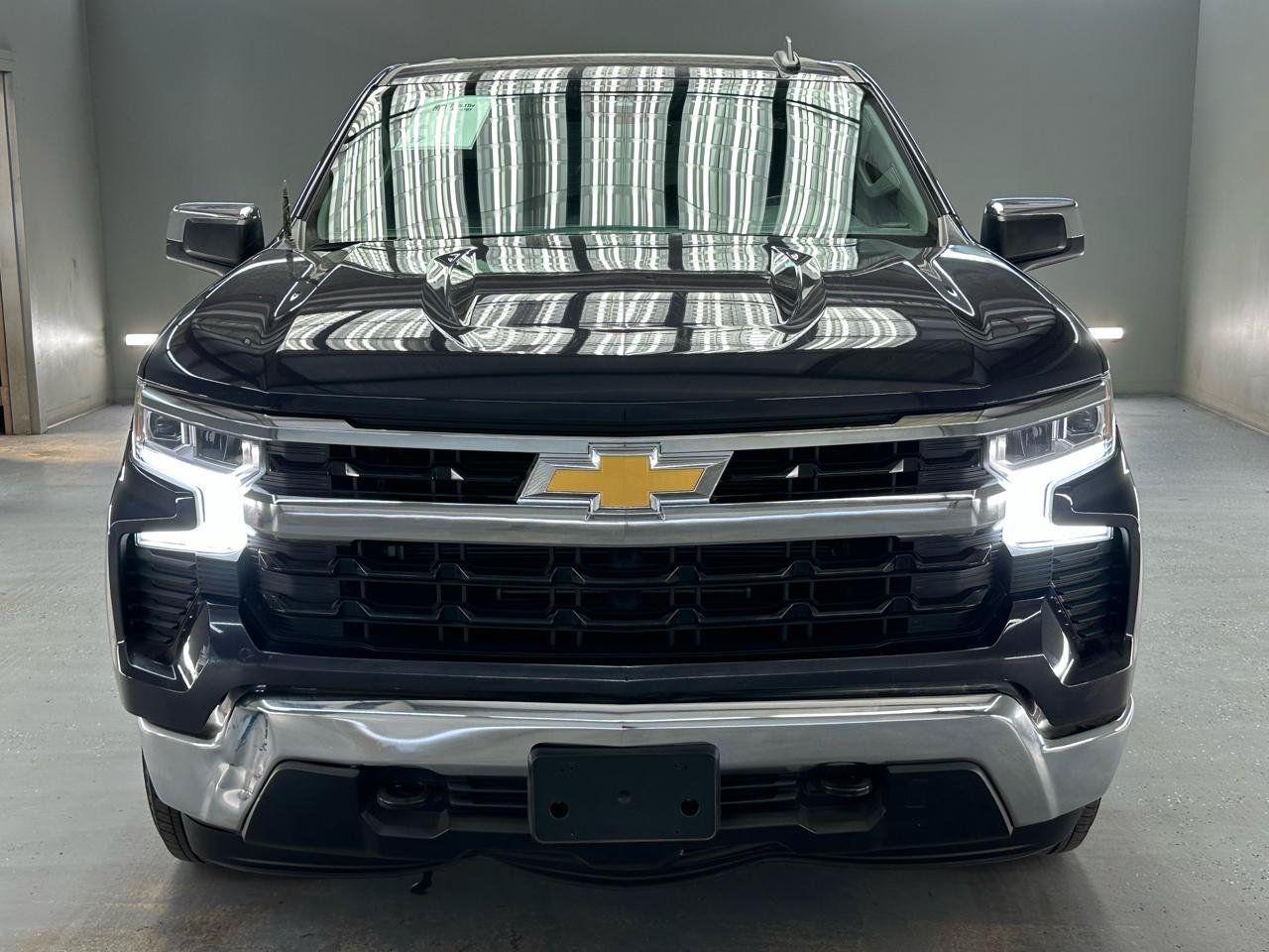 Used 2024 Chevrolet Silverado 1500 LT AWD/4WD image 2