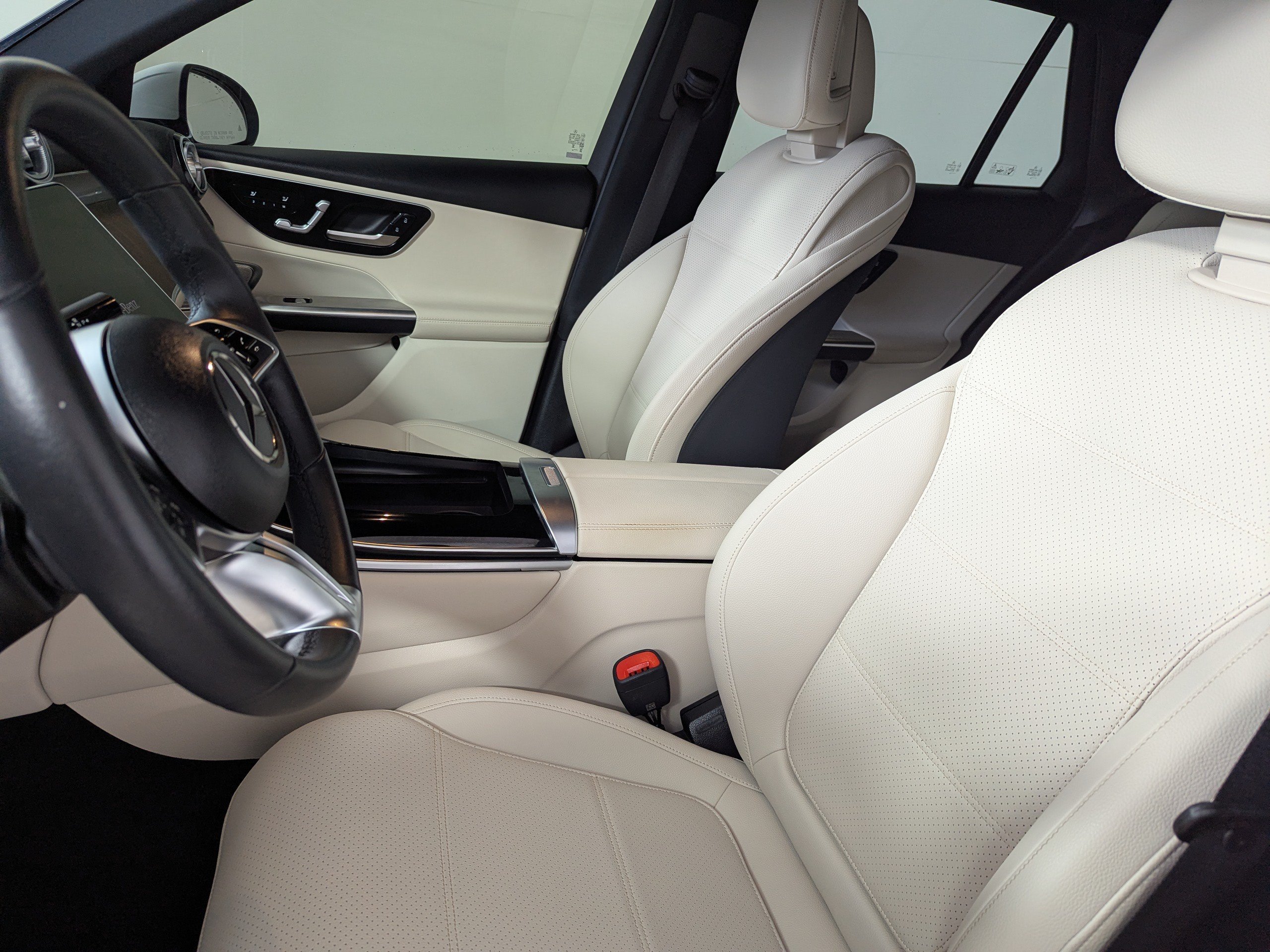 Used 2025 Mercedes-Benz GLC 300 image 19
