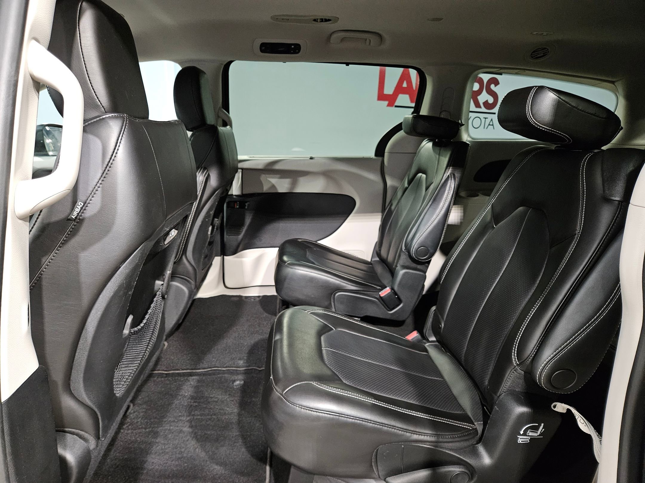 Used 2023 Chrysler Pacifica Touring-L FWD image 32