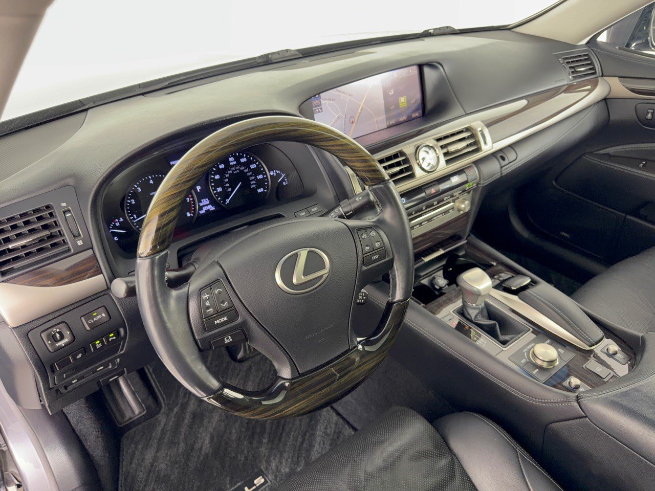Used 2013 Lexus LS 460 w/ Comfort Pkg RWD image 4