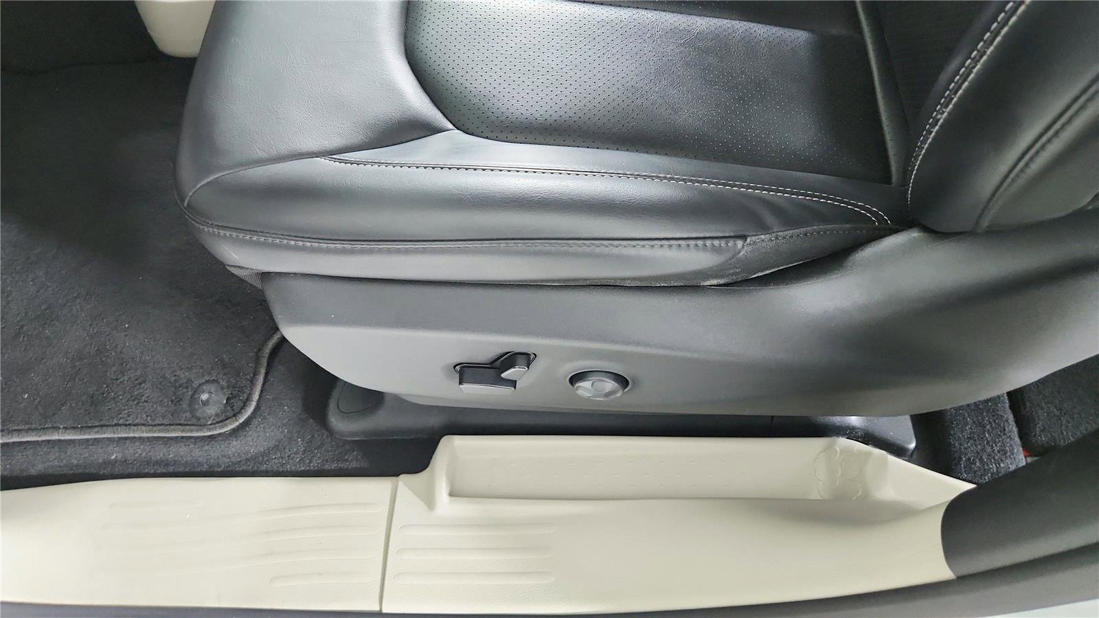 Used 2023 Chrysler Pacifica Touring-L FWD image 11
