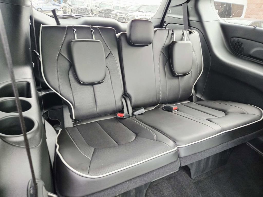 Used 2023 Chrysler Pacifica Limited w/ Uconnect Theater Family Group image 16
