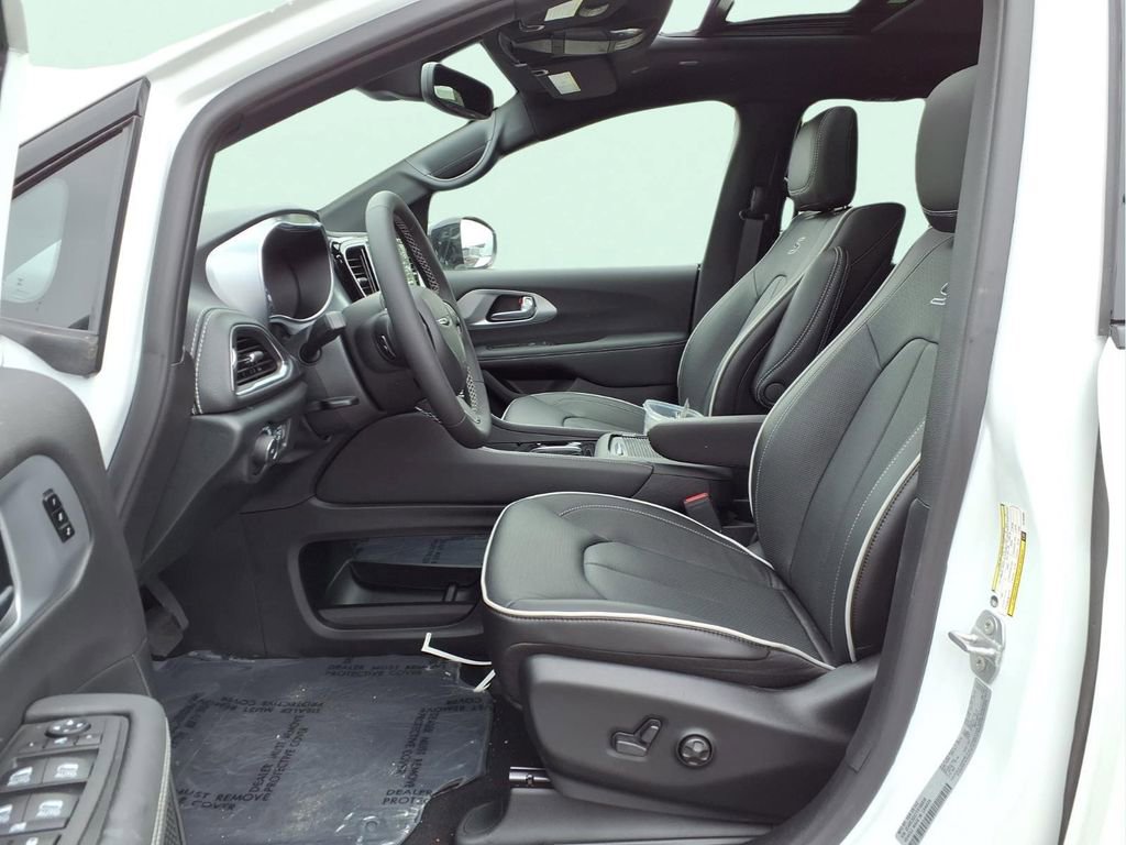 New 2026 Chrysler Pacifica Limited w/ Uconnect Theater Family Group AWD/4WD image 12