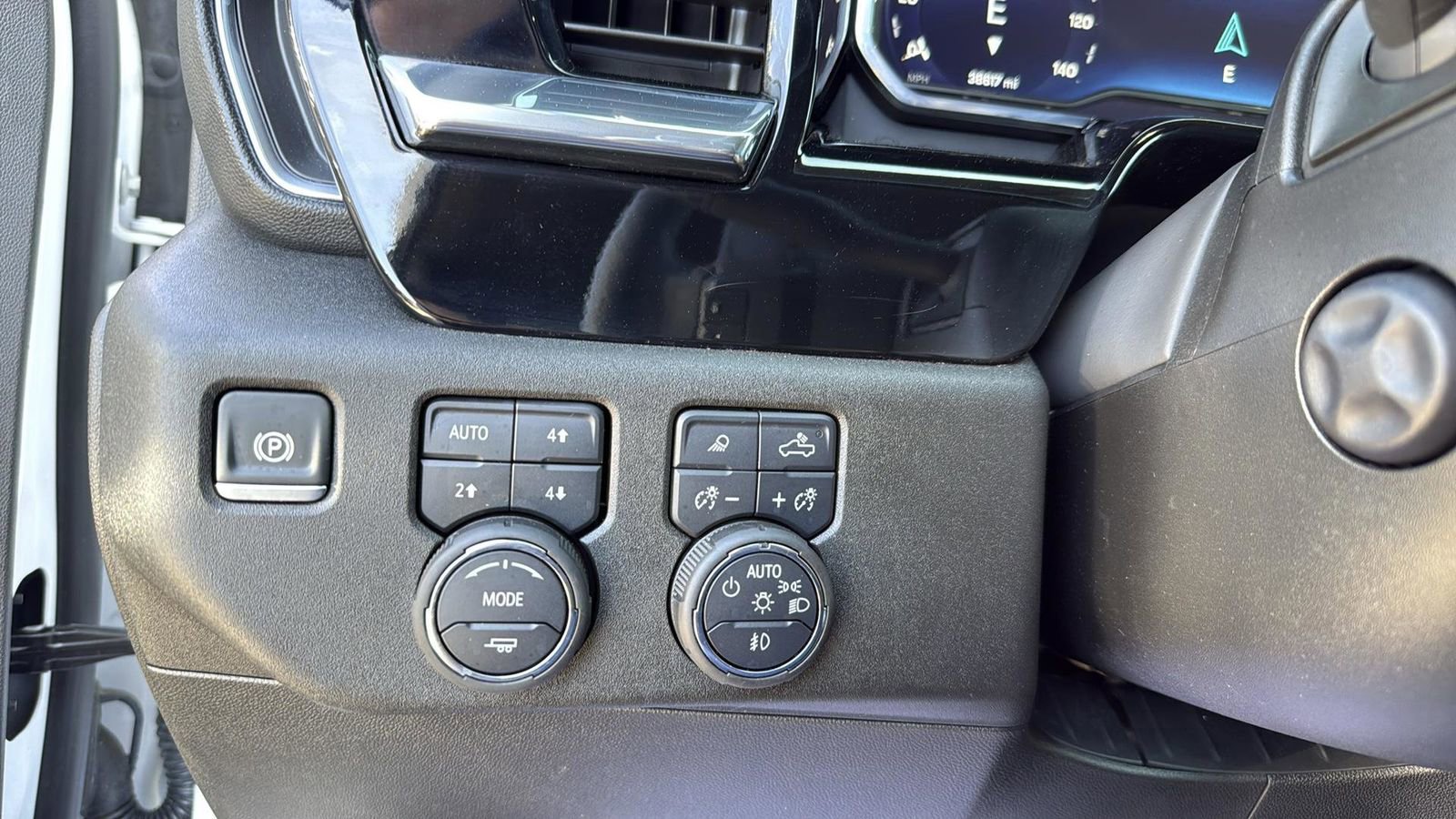 Used 2025 Chevrolet Silverado 1500 LTZ image 18